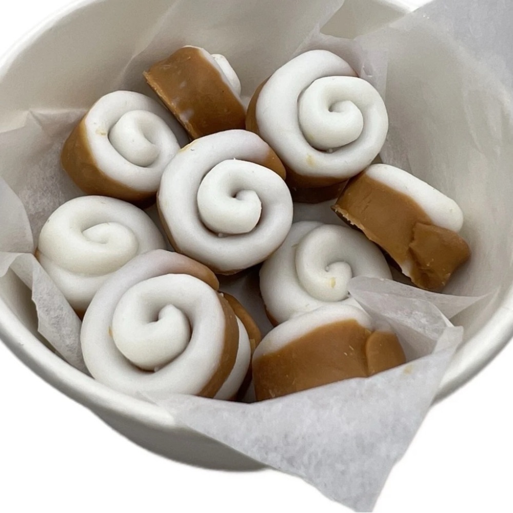 Cinnabon wax melts 2.5 oz in container with lid